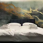 Jacuzzi Glass-house Station Apartman *