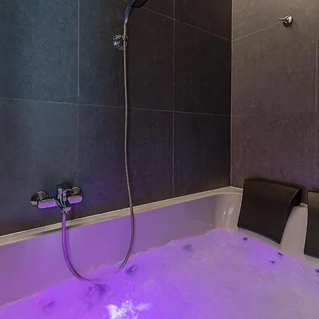 Jacuzzi Glass-house Station