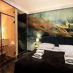 Apartament Jacuzzi Glass-house Station *