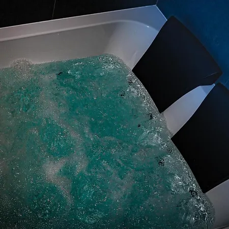 Jacuzzi Glass-house Station شقة
