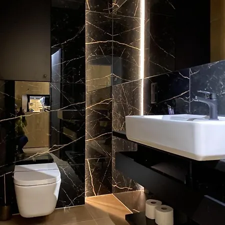 شقة Jacuzzi Glass-house Station *