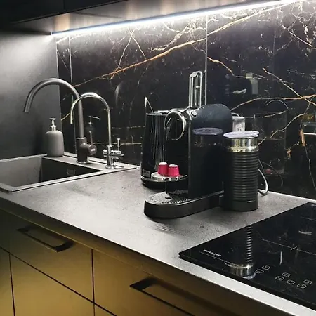 Jacuzzi Glass-house Station Apartment