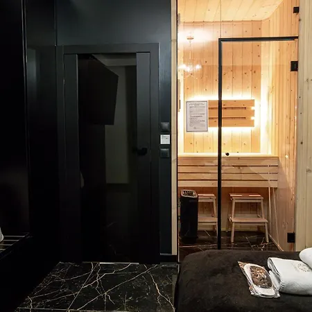 Jacuzzi Glass-house Station شقة كراكوفيا