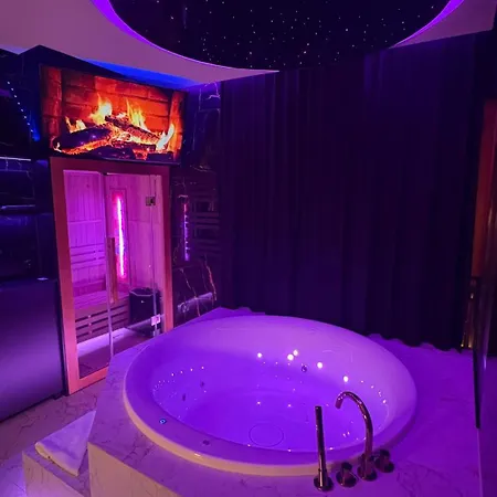 Jacuzzi Glass-house Station شقة