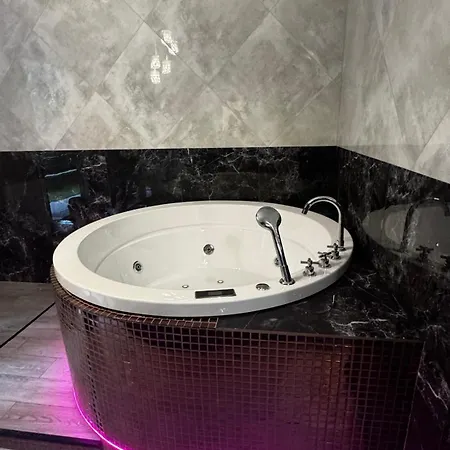 Jacuzzi Glass-house Station شقة